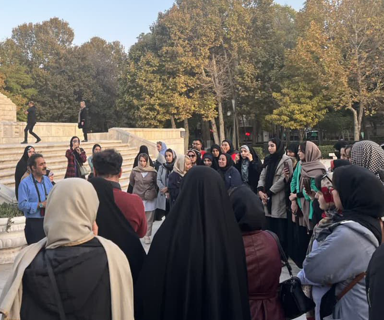 دانشجویان حاضر در اردوی مشهد از آرامگاه فردوسی بازدید کردند