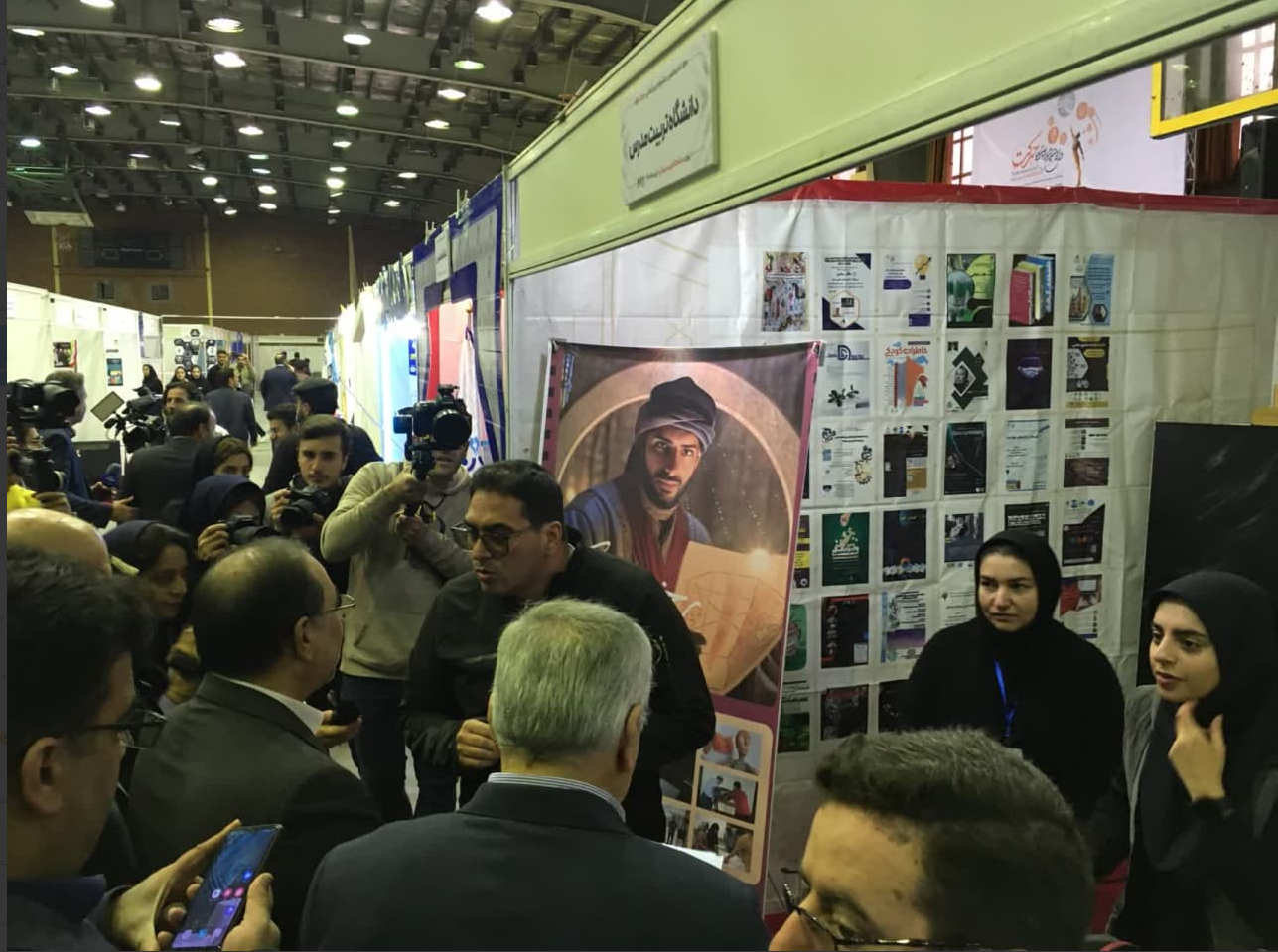 بازدید رییس فرهنگستان علوم از غرفه دانشگاه تربیت مدرس در جشنواره بین‌المللی حرکت