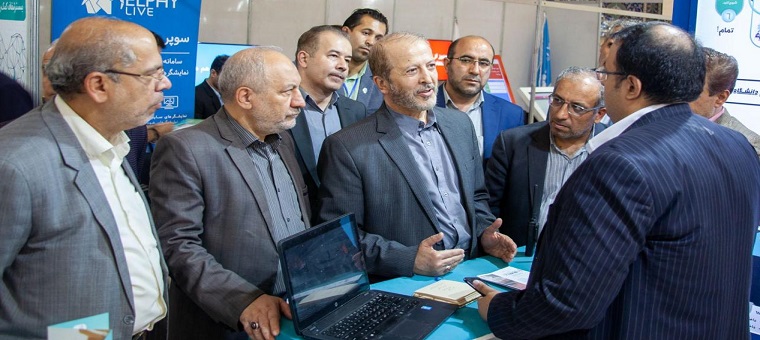 بازدید رییس دانشگاه از غرفه پارک علم و فناوری در نمایشگاه شهر هوشمند ایران