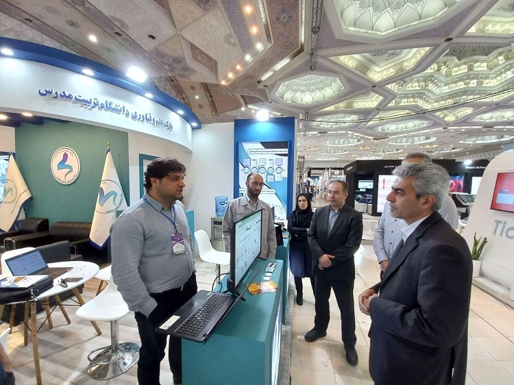 معاون پژوهشی و فناوری دانشگاه از غرفه پارک علم و فناوری بازدید کرد