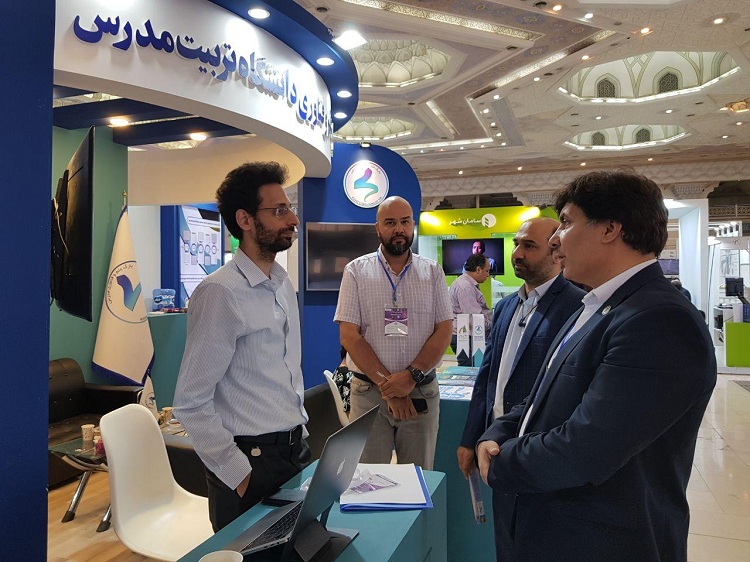 بازدید رئیس پژوهشگاه علوم و فناوری اطلاعات ایران از غرفه پارک علم و فناوری دانشگاه