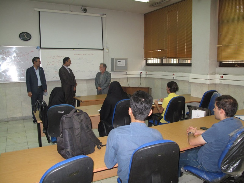 بازدید معاون آموزشی از کلاس های درس و ستادهای ثبت نام حضوری دانشکده ها