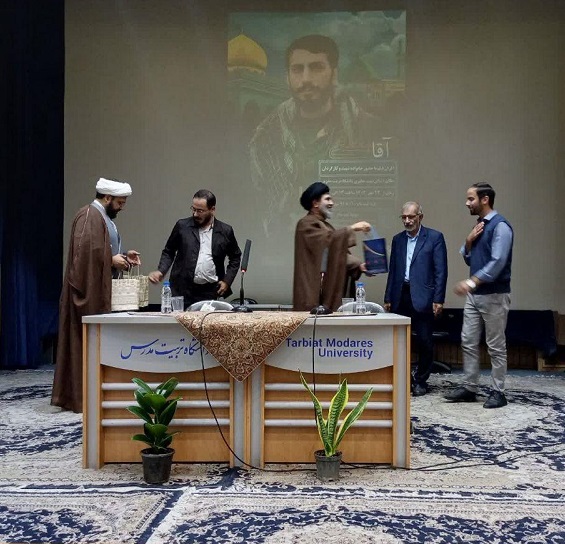 تقدیر از پدر شهید صدرزاده و کارگردان مستند «آقا مصطفی»