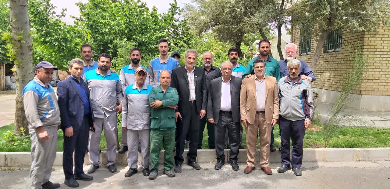 تکریم همکاران مجموعه خدمات و باغبانی دانشگاه به مناسبت روز کارگر 